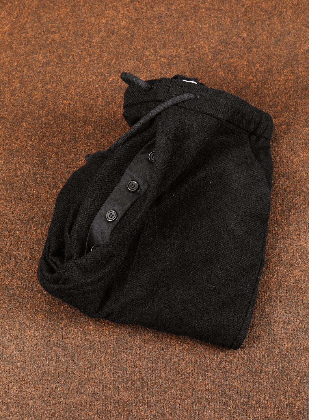 Pleated Pants with Tightening Link in Black Carded Wool