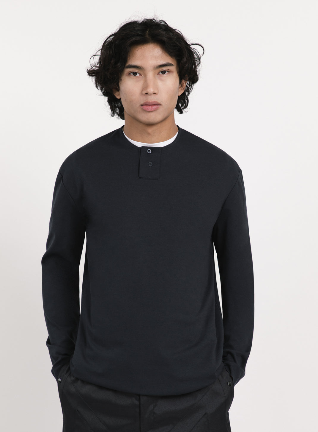 2 Buttons T-Shirt in Navy Blue Technical Knit