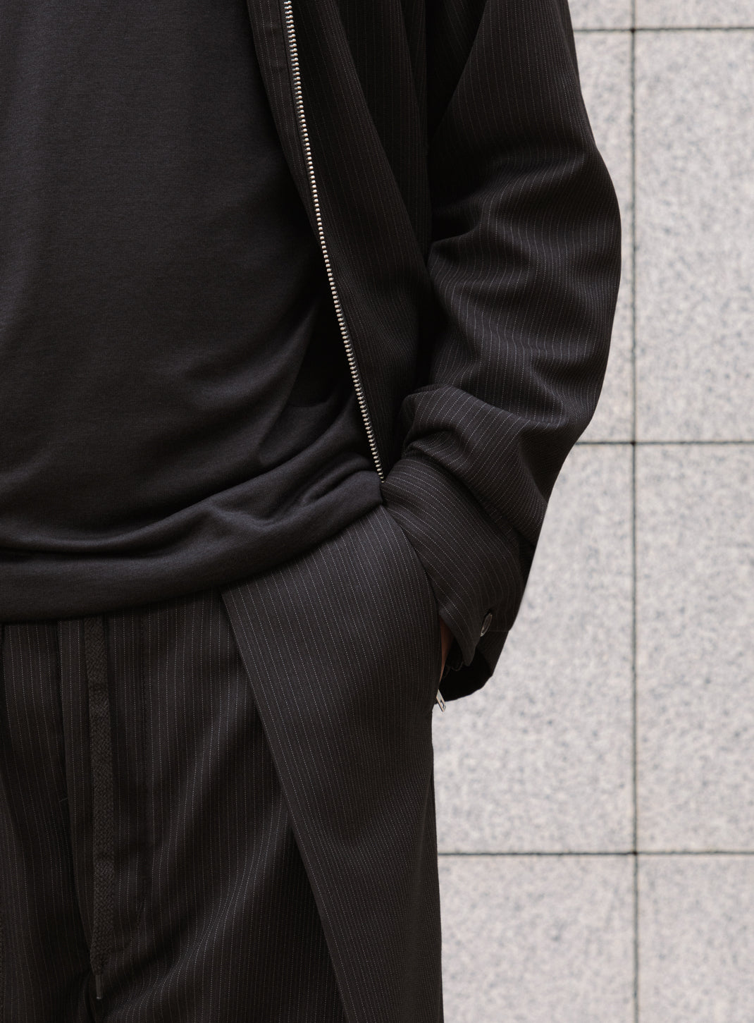 Pantalon à Pantalon à Plis Profonds avec Lacet en Serge Noir à Fines Rayures