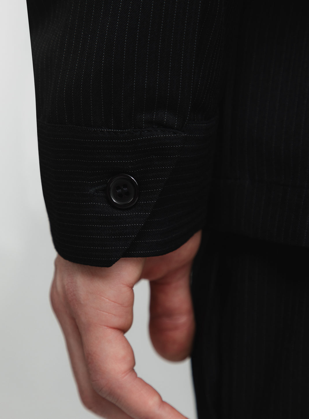 Surchemise Zippée à Poches Crantées en Serge Noire à Fines Rayures