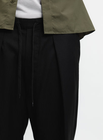 Pantalon à Pantalon à Plis Profonds avec Lacet en Serge Noir à Fines Rayures