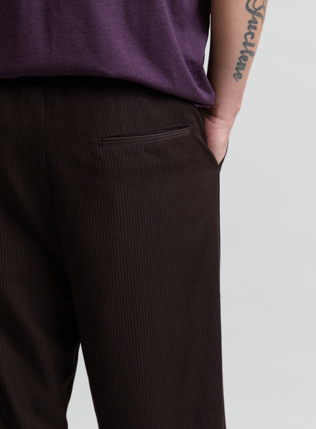 Pantalon à Plis Profonds avec Lacet en Serge Chocolat à Fines Rayures