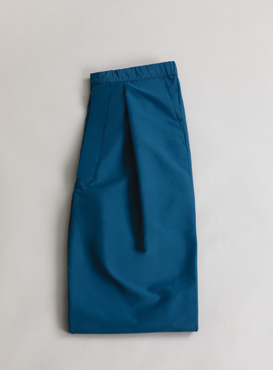 Pantalon à Plis Profonds en Serge Technique Bleu Pétrole