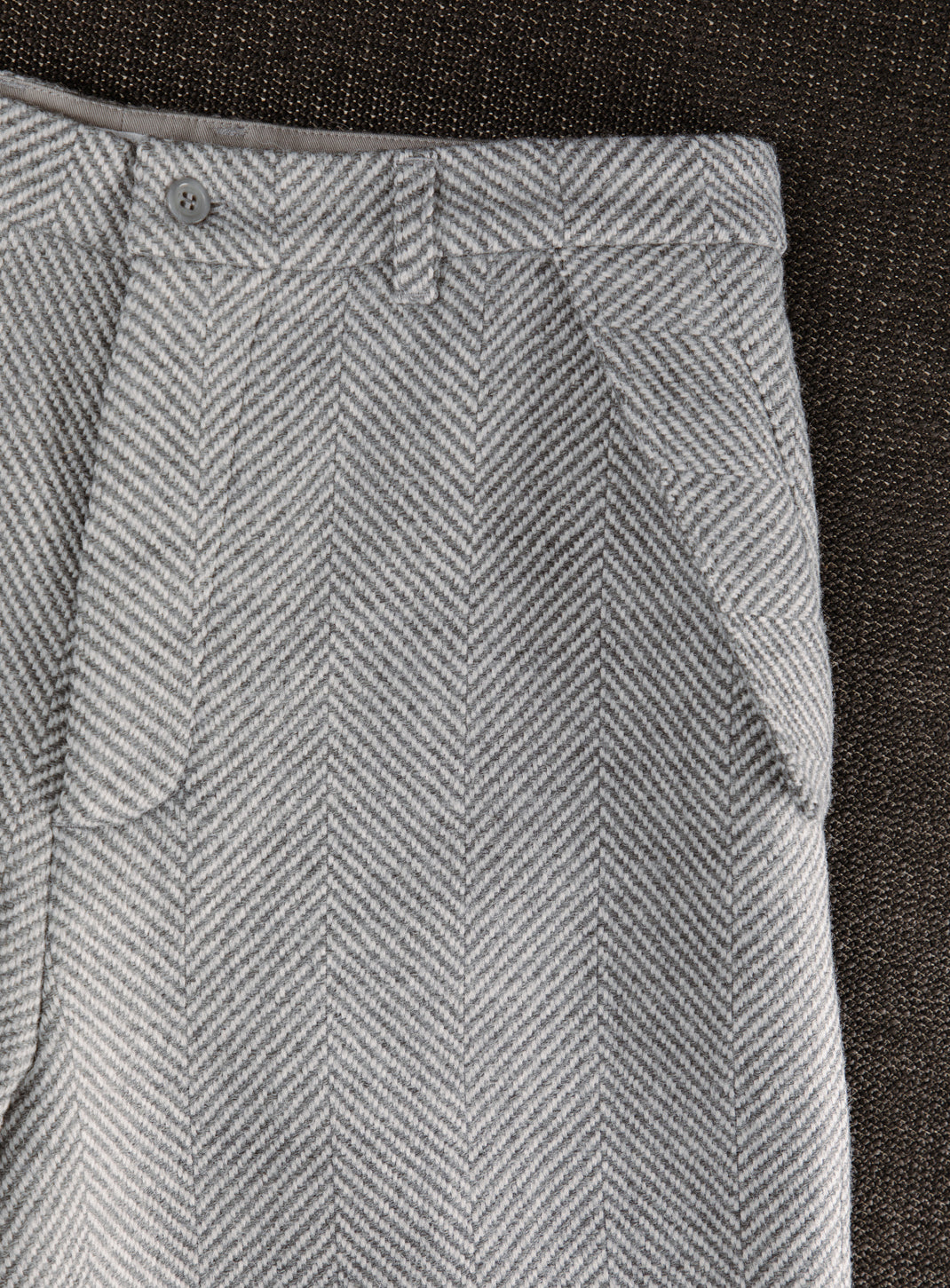 Pantalon à Poches Rabat en Laine Chevron Gris Clair