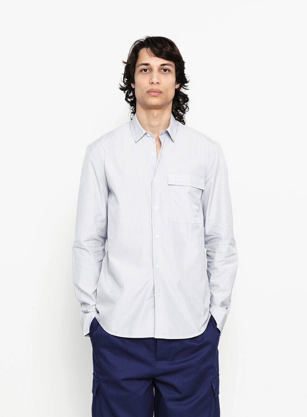 Chemise à Poche Poitrine en Popeline Gris Clair à Fines Rayures Bleues