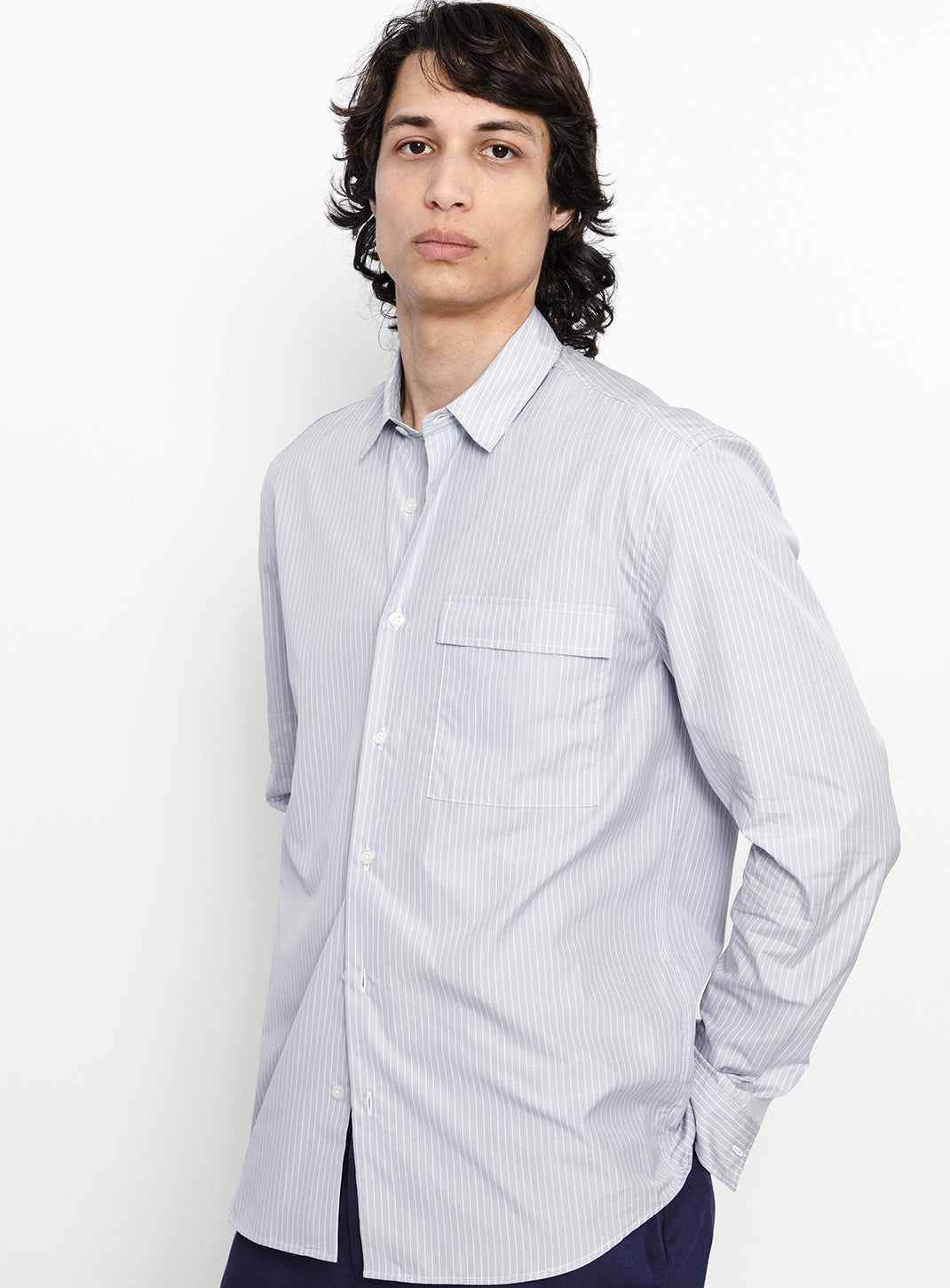 Chemise à Poche Poitrine en Popeline Gris Clair à Fines Rayures Bleues