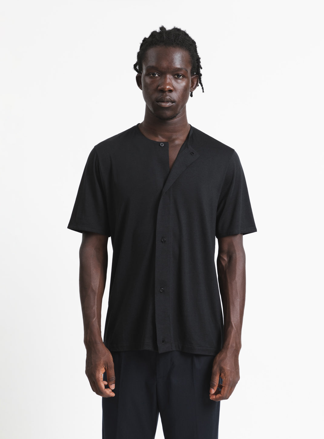 T-Shirt with 5 Buttons in Black Eucalyptus & Cotton