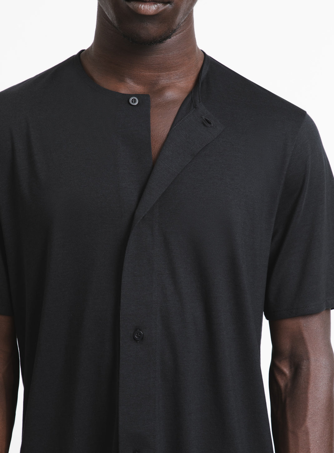 T-Shirt with 5 Buttons in Black Eucalyptus & Cotton