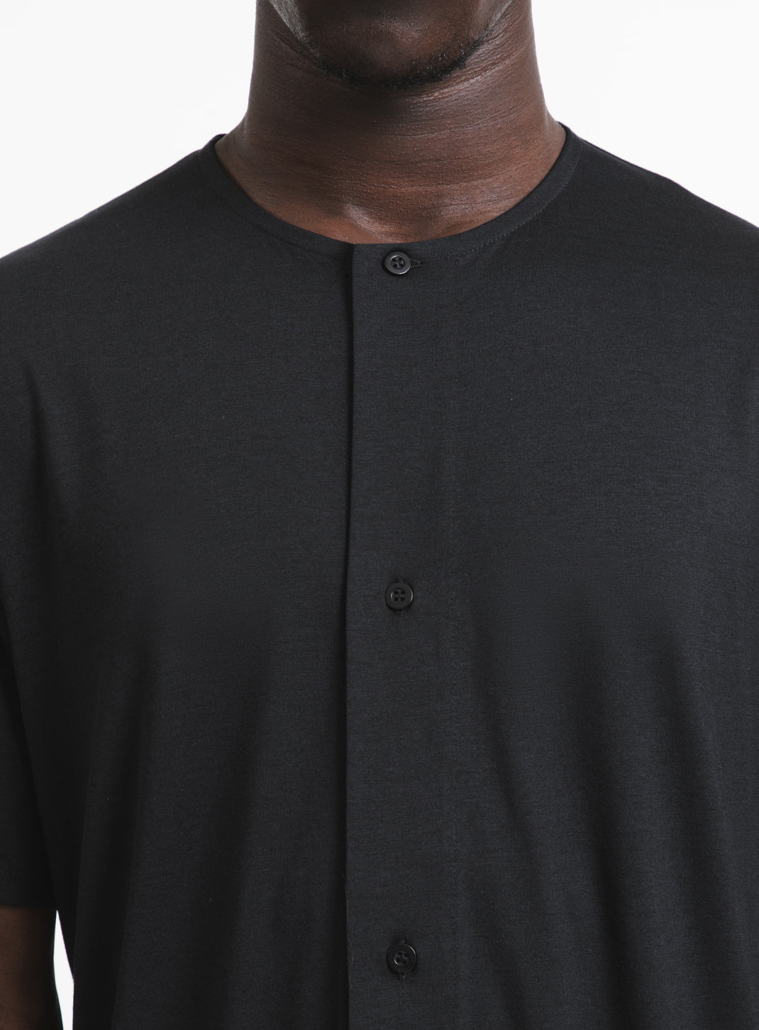 T-Shirt with 5 Buttons in Black Eucalyptus & Cotton