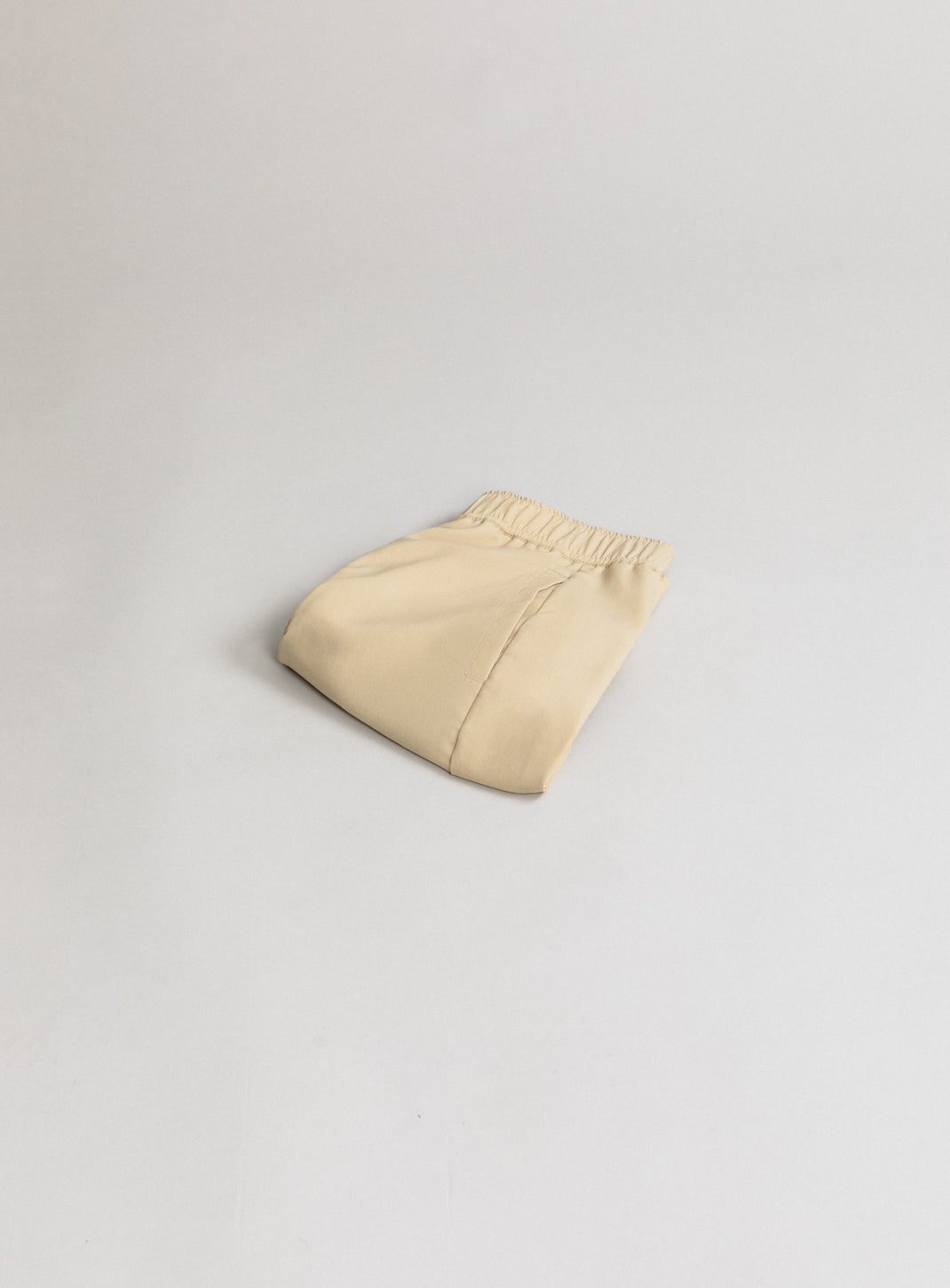 Shorts with Front Cuts in Eggshell Technical Ottoman