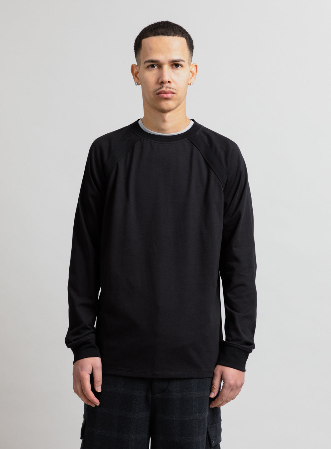 Sweatshirt with Raglan Yokes in Black Piqué Fleece