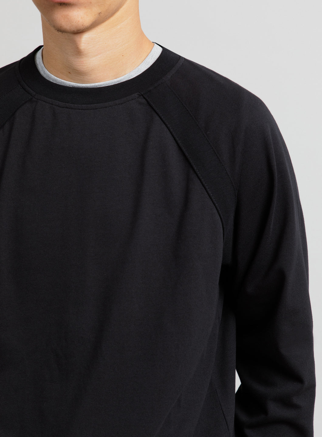 Sweatshirt with Raglan Yokes in Black Piqué Fleece