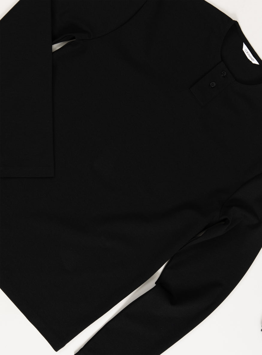 2 Buttons T-Shirt in Black Technical Knit