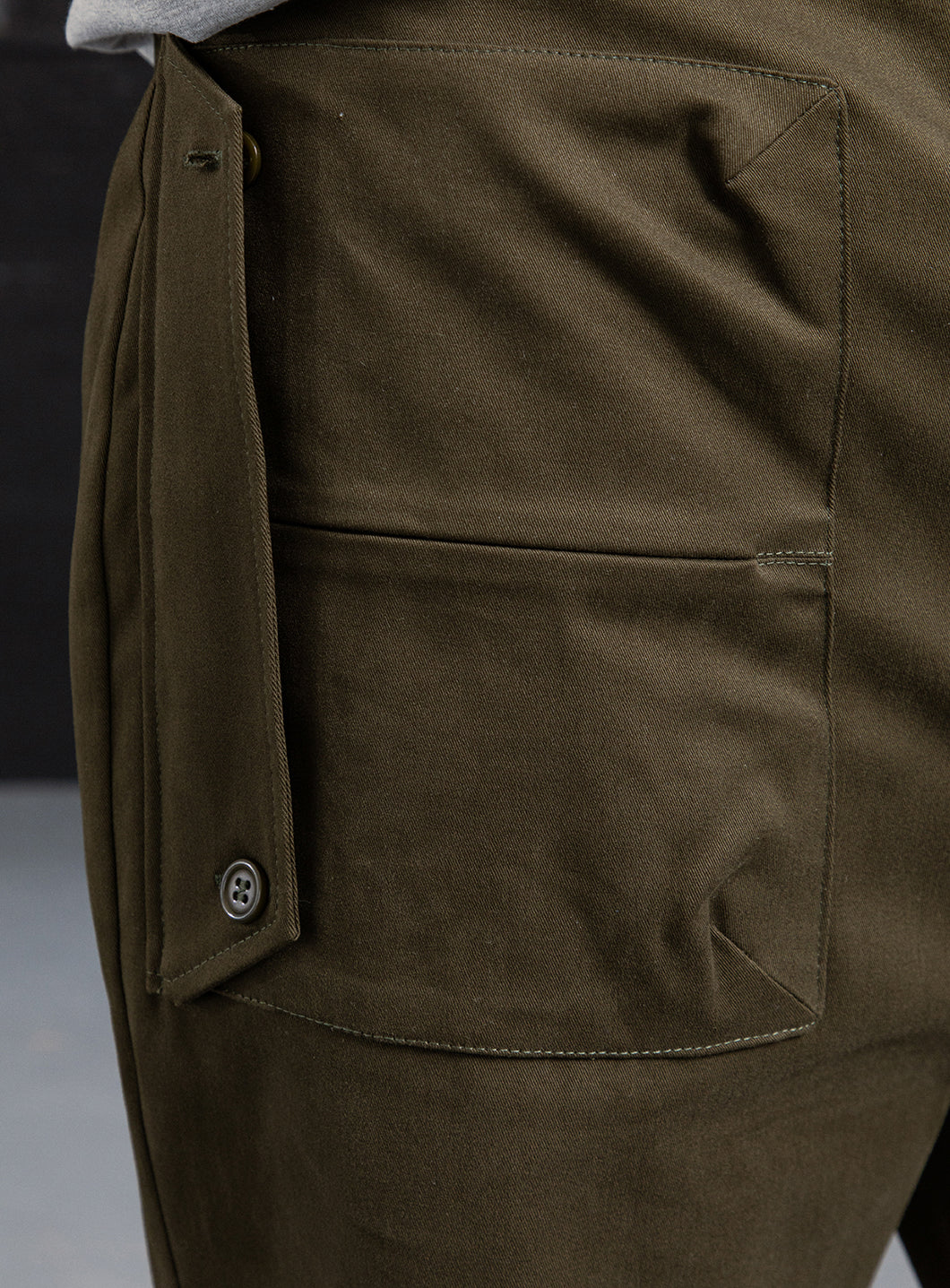 Pants with Envelope Pockets in Olive Cotton Gabardine