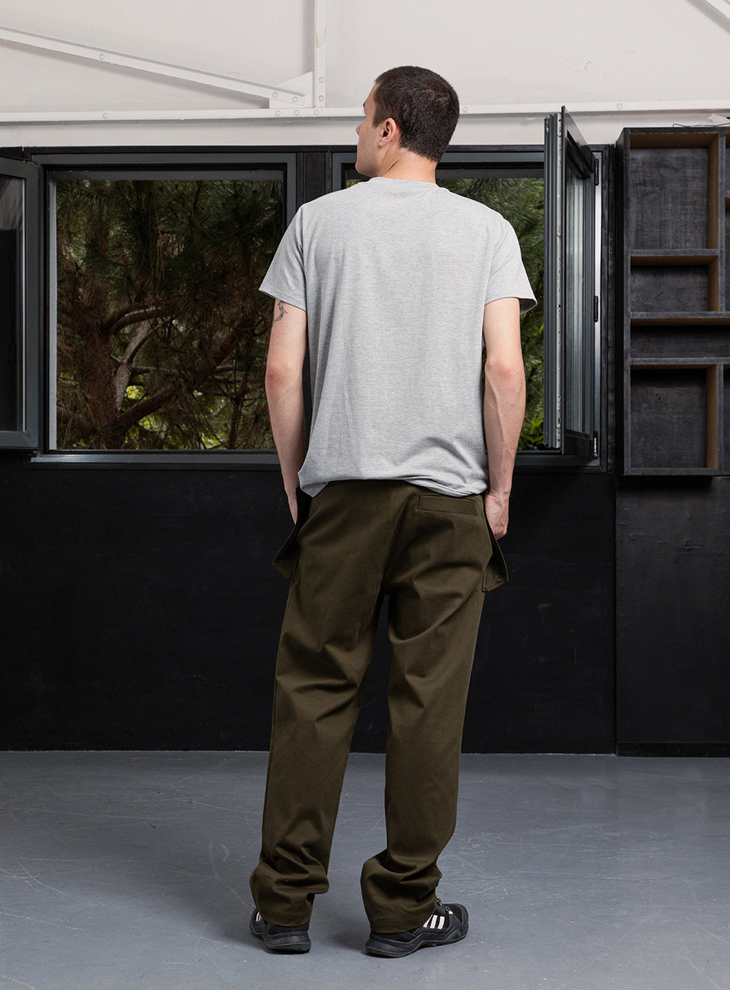 Pants with Envelope Pockets in Olive Cotton Gabardine