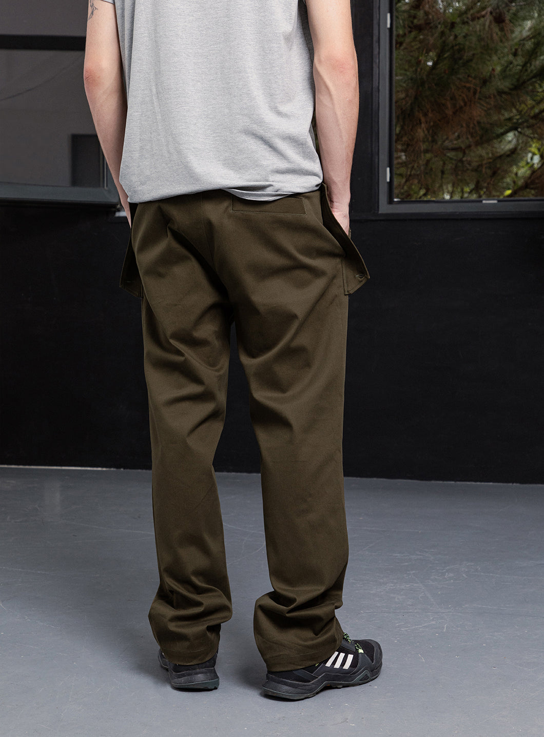 Pants with Envelope Pockets in Olive Cotton Gabardine