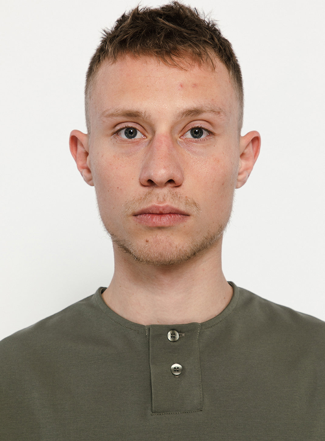 2 Buttons T-Shirt in Almond Green Technical Knit