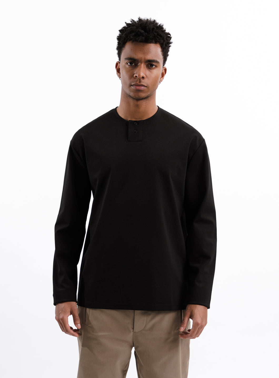 2 Buttons T-Shirt in Black Technical Knit